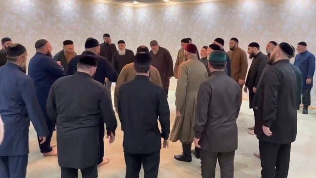 ✅ Зикр у Асакова Хасана после возвращения с Малого Хаджа!?