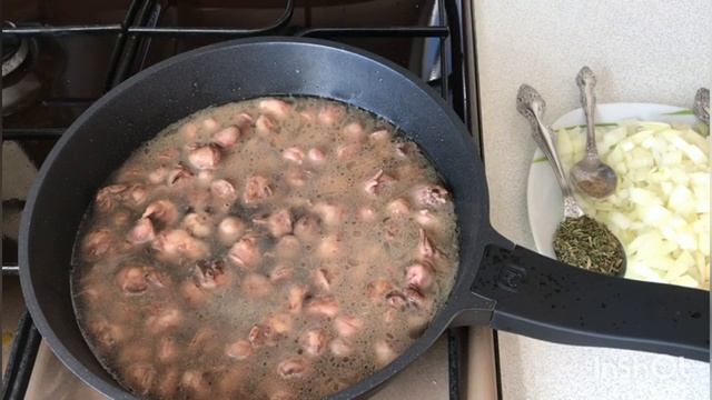 Невероятно вкусные куриные сердечки с чесноком и эстрагоном.