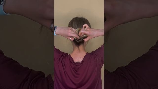 Низкий пучок?. #волосы #прически #hair #hairstyles #hairtutorial #updo #hairhacks #lowbun смотреть онлайн