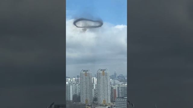 Что то непонятное зависло в небе над Москвой. Что это? смотреть онлайн