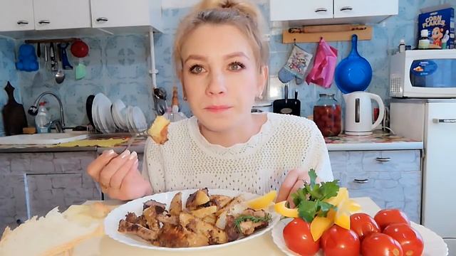 Мукбанг запечённая картошка с мясом. Рассказала все что можно что не можно // смотреть онлайн