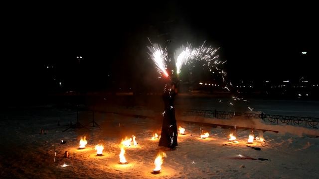 Сердца, фонтаны, салют, фаершоу