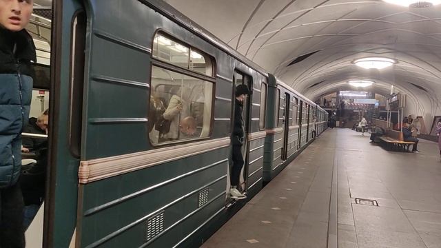 Электропоезд 81-714.5М "Номерной" с маршрутом Алма-Атинская - Ховрино смотреть онлайн