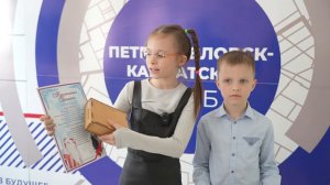 Российский Дед Мороз дарит подарки детям участников СВО
