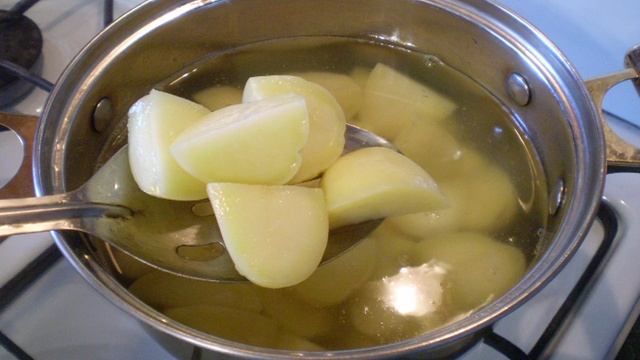 Сколько варить картошку для супа нарезанную кусочками. Сколько варится картошка кусочками.