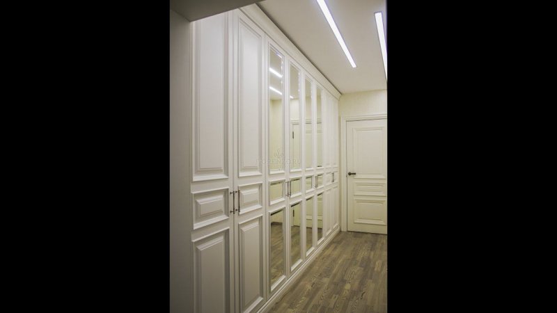 Белый классический шкаф в длинный коридор