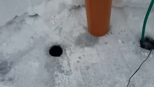 Аэрация пруда зимой от солнечных панелей.