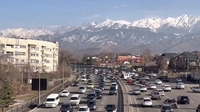 Любимый город Алматы. Движение на улице Саина. 7 марта 2023. Kazakhstan. Almaty. March 2023 смотреть онлайн