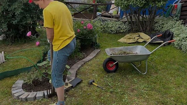 Оформление клумбы-цветника #клумба  #оформление #цветники