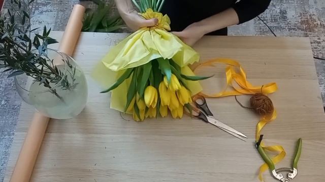 Букет тюльпанов, упаковка в пленку смотреть онлайн