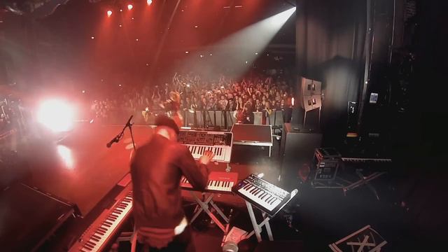 Lindsey Stirling - Shatter Me [Violin & Voice] смотреть онлайн