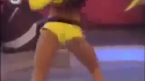 Девушка в жёлтом классно танцует под греческую пес