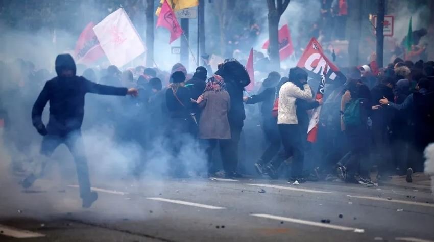 Протестующие во Франции подожгли любимый ресторан Макрона