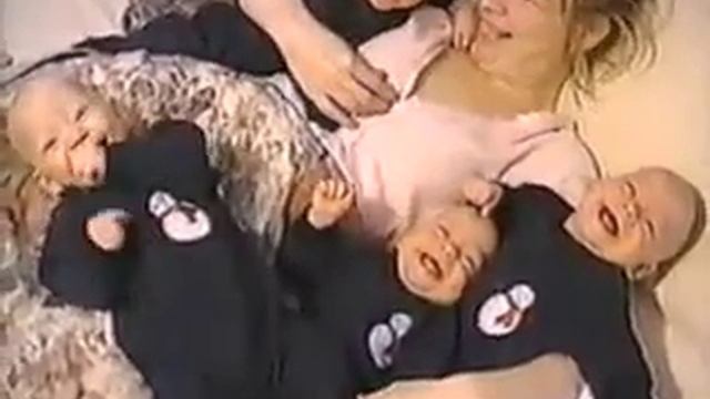 3 Малыша ржут. А один палец сосёт . А мать пугвицы застёгивает смотреть онлайн