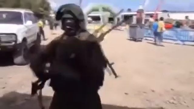 Солдат танцует с пулемётом
