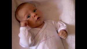 Малыш запрокидывает голову