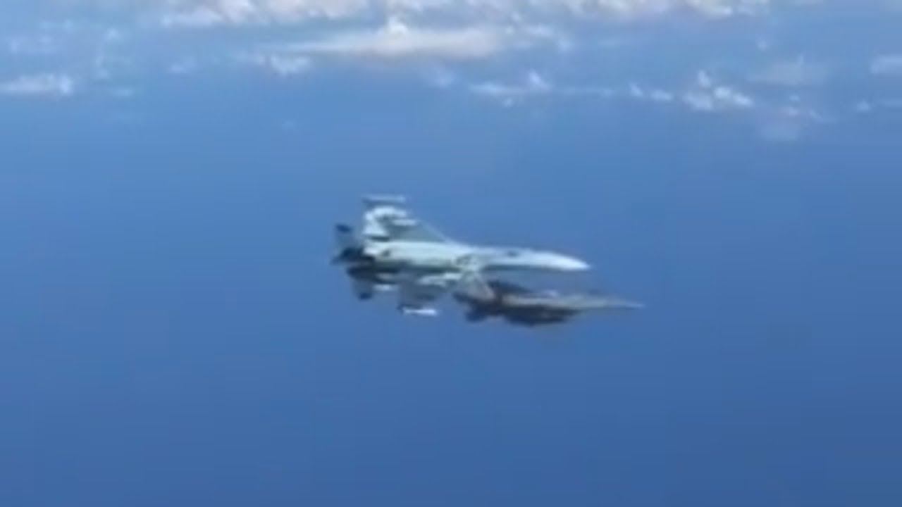 Невероятная мощь: российский Су-27 жестко отогнал истребитель НАТО