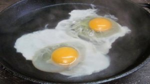 Яичница на воде под чесночным соусом