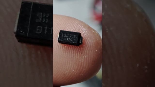 РЕМОНТ блока питания BITMAIN APW3++-12-1600 не запускается издаёт щелчки, вышел из строя диод B1100 смотреть онлайн