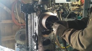 Снимаем гильзы Д-245 при помощи самодельного съёмника.
