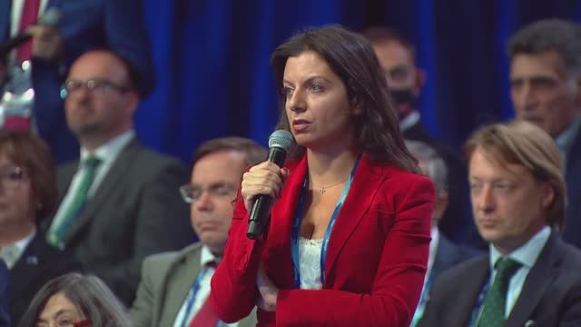Маргарита Симоньян с Владимиром Путиным на форуме "Валдай" о российском гражданстве