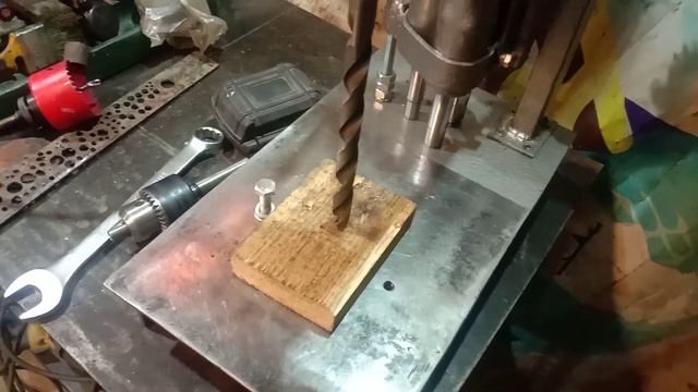 Стойка для мощной дрели из автомобильных амортизаторов