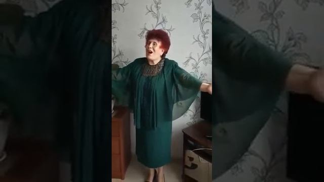 Г.В. Никитина исполняет песню "На побывку едет молодой моряк"
