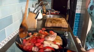 Курица с болгарским перцем и помидорами