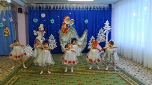 Детский танец "Озорные хлопушки" (исполняют дети средней группы)