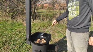 Тушеная картошка с ребрышками! В казане на костре