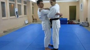 освобождение от захвата туловища под руки спереди