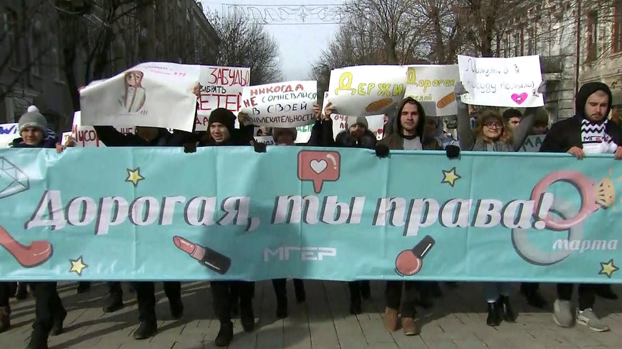 В Саратове мужчины с юмором подошли к поздравлению женщин