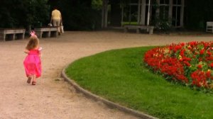 Принцесса Аврора вышла из сказки и танцует в парке