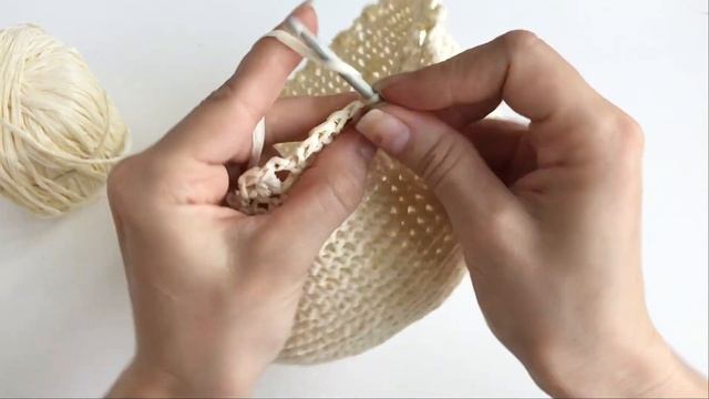 Летняя шляпа из рафии крючком. Чешуйчатые поля смотреть онлайн