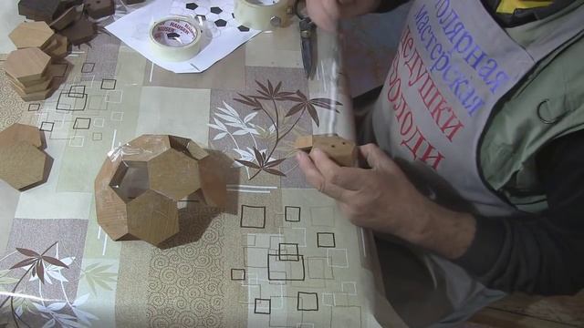 Как изготовить футбольный мяч из дерева. How to make a soccer ball from wood. смотреть онлайн