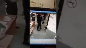 Охранники магазина Перекресток избивают покупателя в подсобке.