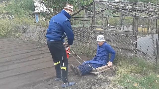 Лайфхак. Сажаем газон без катка. Разравниваем и утрамбовываем землю для газона.