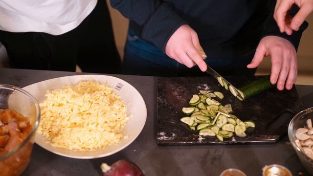 ГОТОВИМ ШАВЕРМУ С EXILE смотреть онлайн