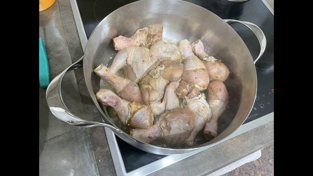 Мясо курицы с жаренным картофелем и луком в сотейнике на индукционной плите. смотреть онлайн