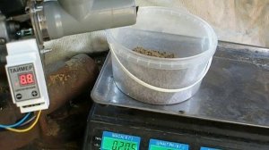 Автоматическая кормушка для рыбы,рыбы в узв или других животных .