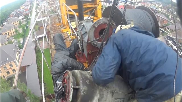 разорвало грузовой редуктор , башенный кран QTZ 160 , двух двигательная лебедка , замена редуктора смотреть онлайн