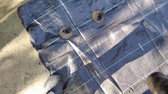 как просто сделать отверстия в агроткани для посадки клубники