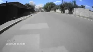 Обстрел Макеевки попал на видеорегистратор одного из автомобилей.MP4