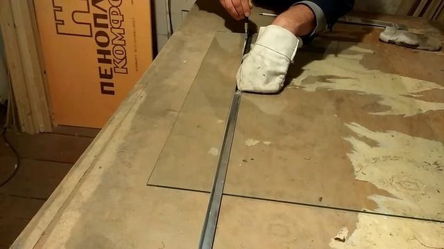 Резка стекла ручным масляным стеклорезом ТС 90