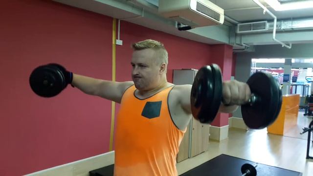 Подъём гантелей через стороны, 30*6 смотреть онлайн