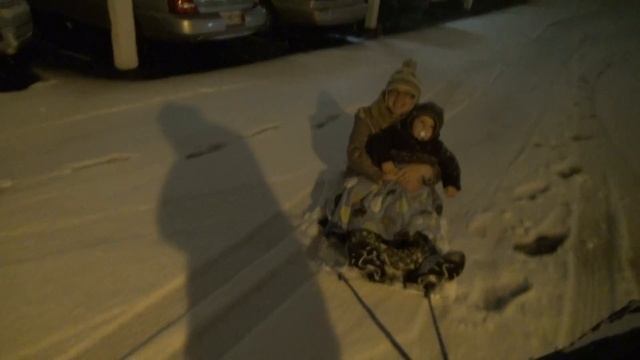 Бодичка с мамой на санках... смотреть онлайн