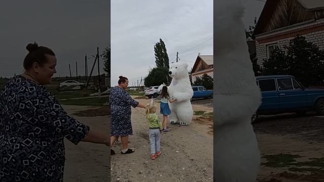 Большой белый медведь напугал девчушку! Поздравление от белого медведя