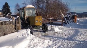 Убираем снег трактором #Т40АМ с кабиной #ЮМЗ