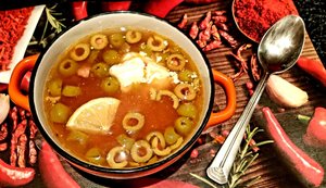 Солянка сборная с колбасой и  оливками. Очень простой рецепт