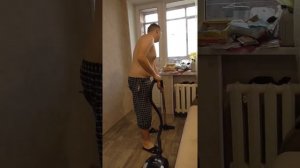 Брат пылесосит диван